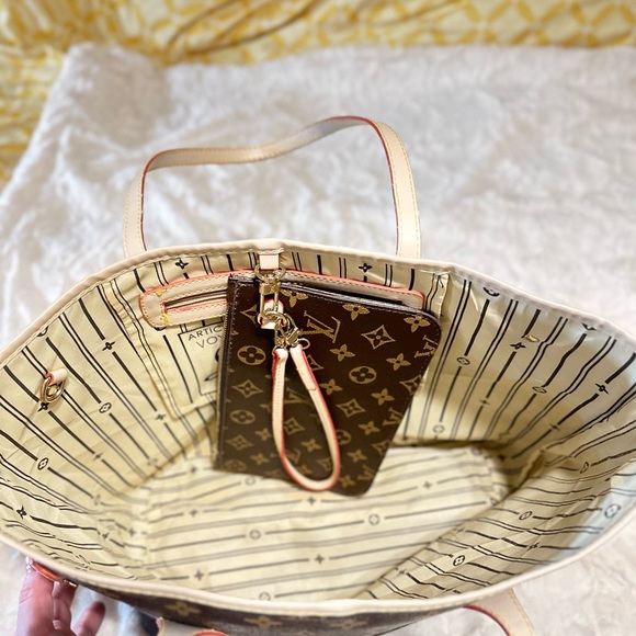 Faux Louis Vuitton large tote bag with wristlet - Picture 5 of 7